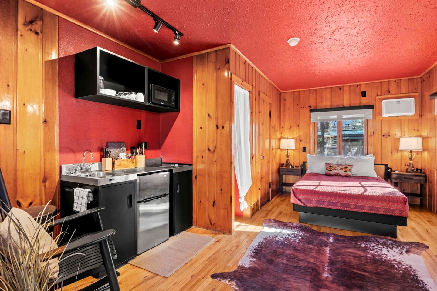 Comfortable Woodland Cabins with Pet-Friendly Amenities Near Garden of the Gods, Colorado Springs CO