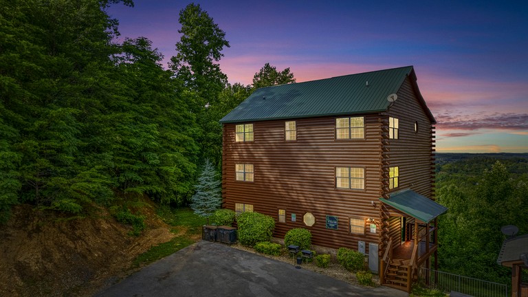 Impressive Cabin with Indoor Swimming Pool and Pool Table in Sevierville, Tennessee