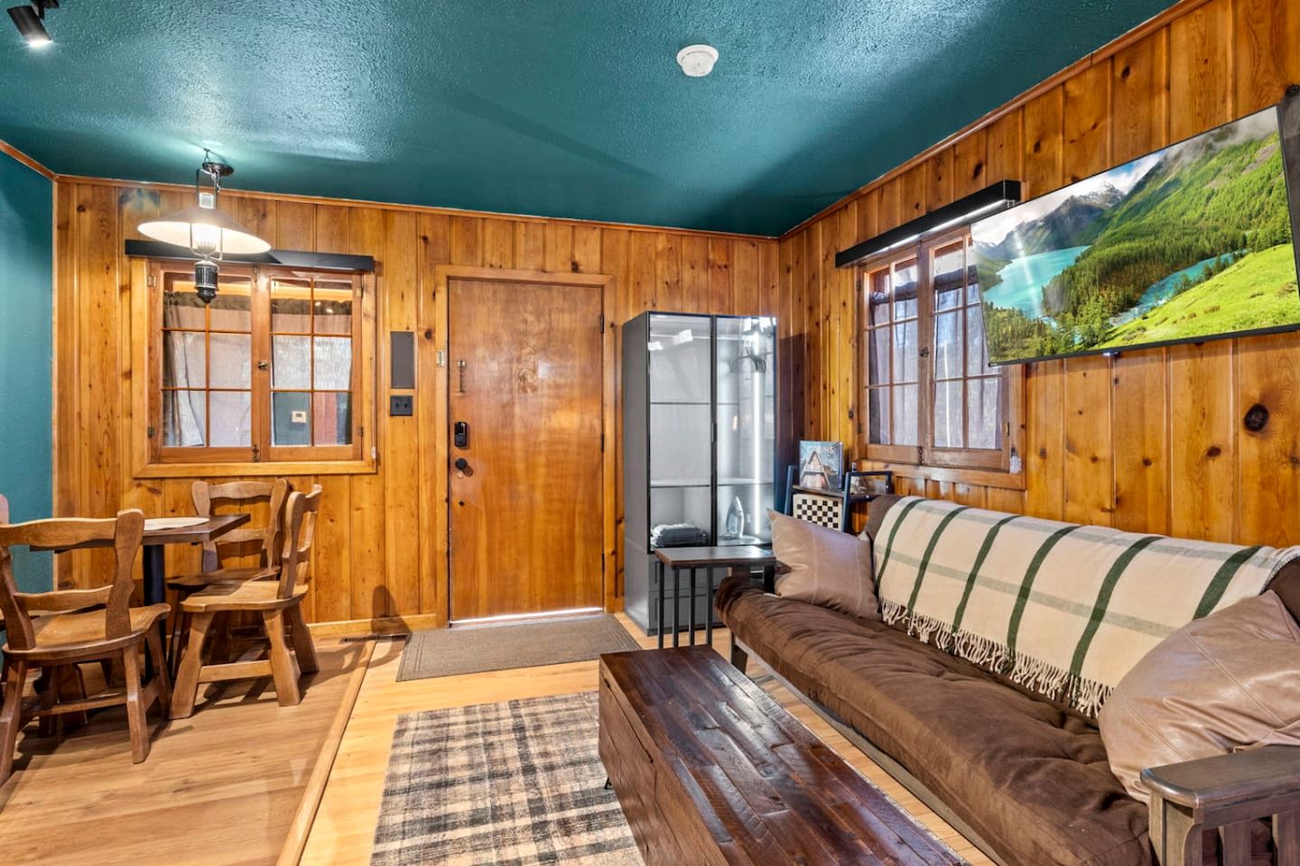 Cozy Nature Cabins with Pet-Friendly Amenities near Garden of the Gods in Colorado Springs, Colorado