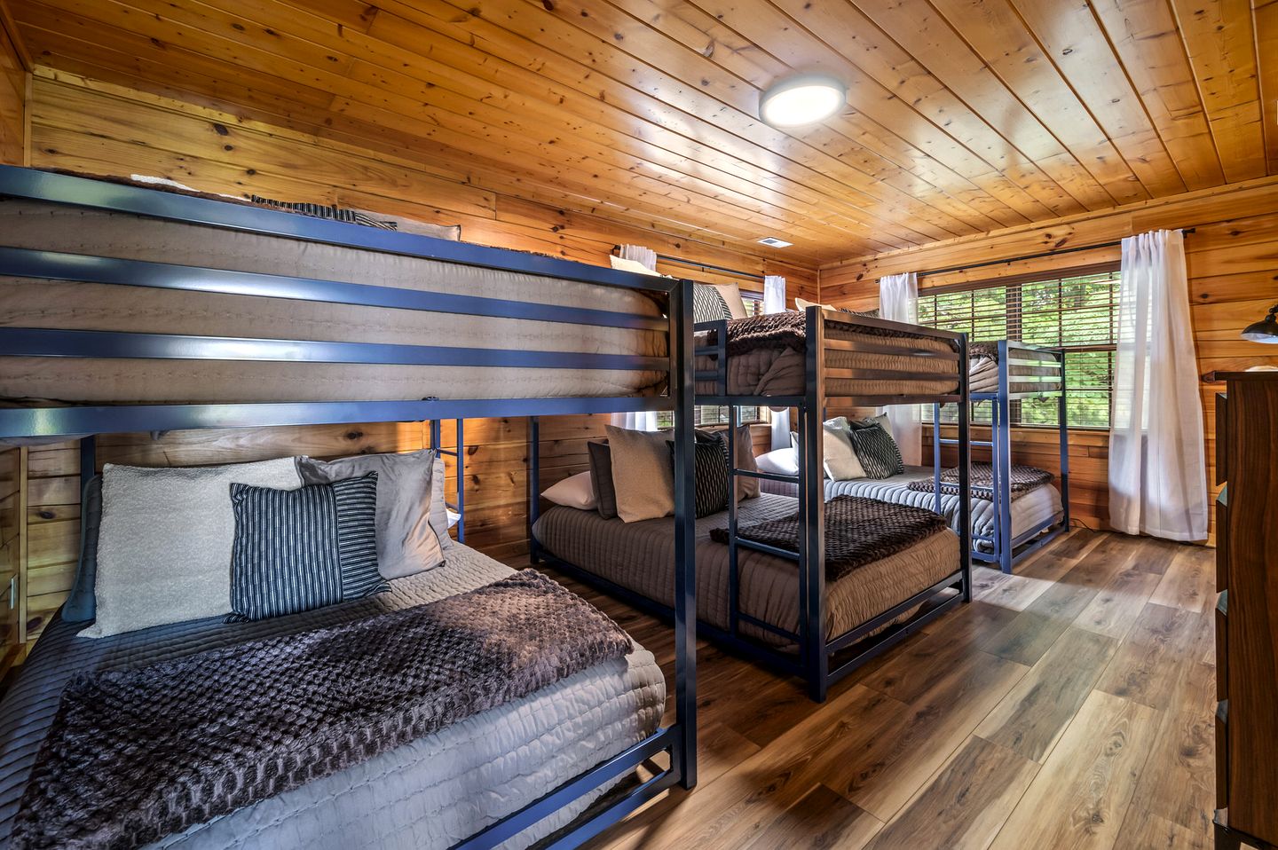 Impressive Cabin with Indoor Swimming Pool and Pool Table in Sevierville, Tennessee