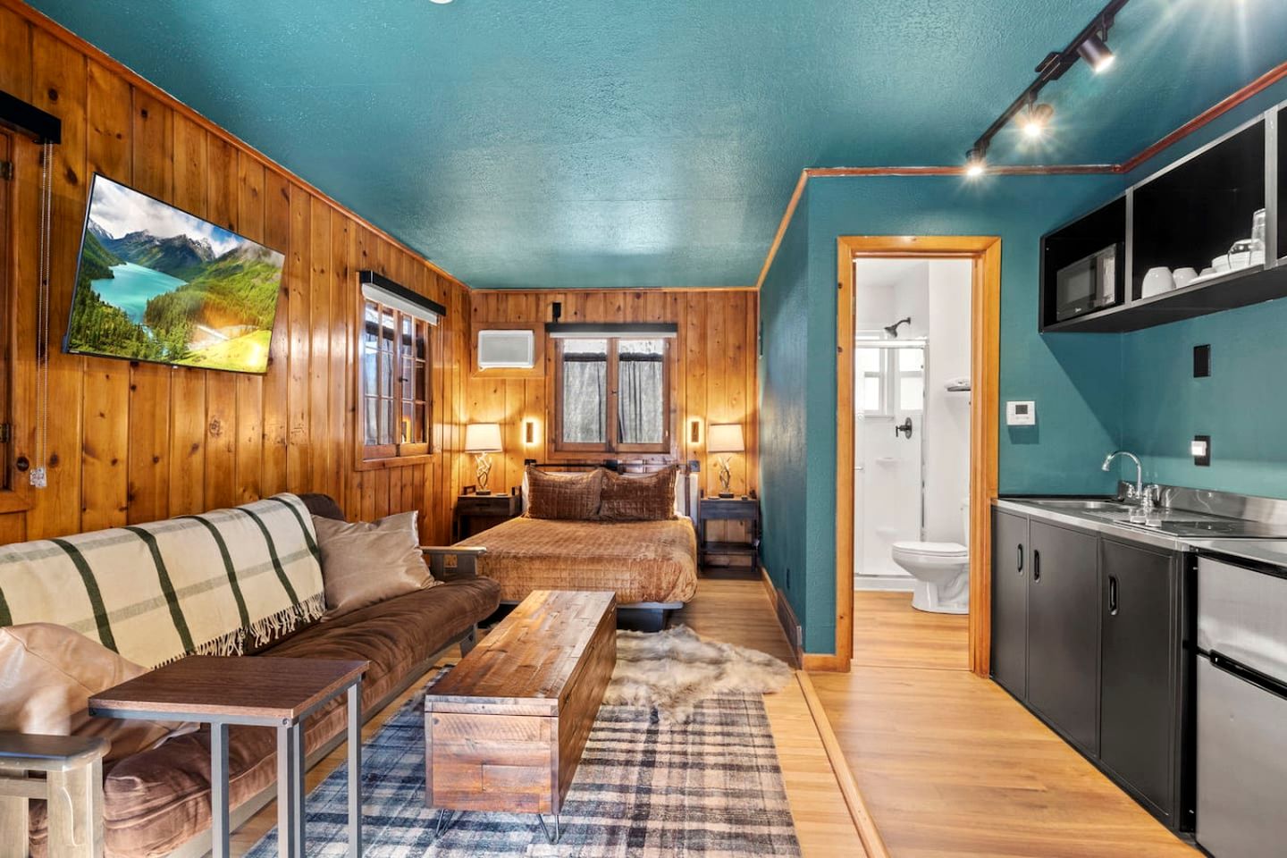 Peaceful Mountain Cabins with Modern Amenities Near Garden of the Gods, Colorado Springs CO