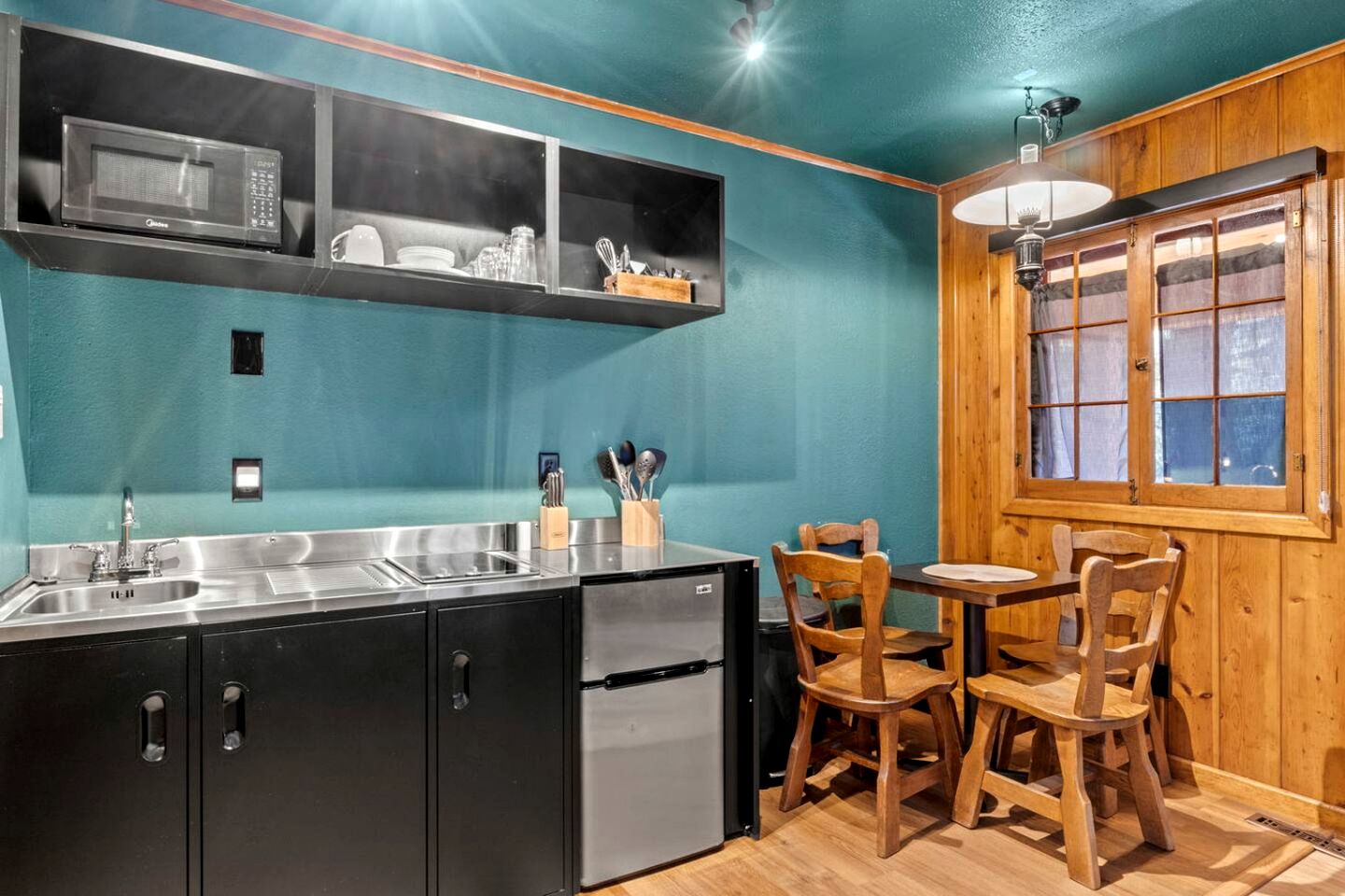 Serene Pet-Friendly Cabins with Spacious Outdoor Areas near Garden of the Gods in Colorado Springs, Colorado