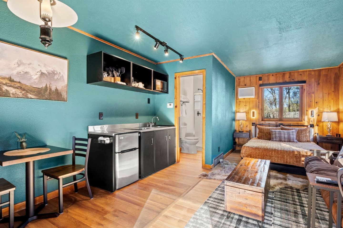 Enchanting Pet-Friendly Cabins with Modern Amenities near Garden of the Gods in Colorado Springs, Colorado