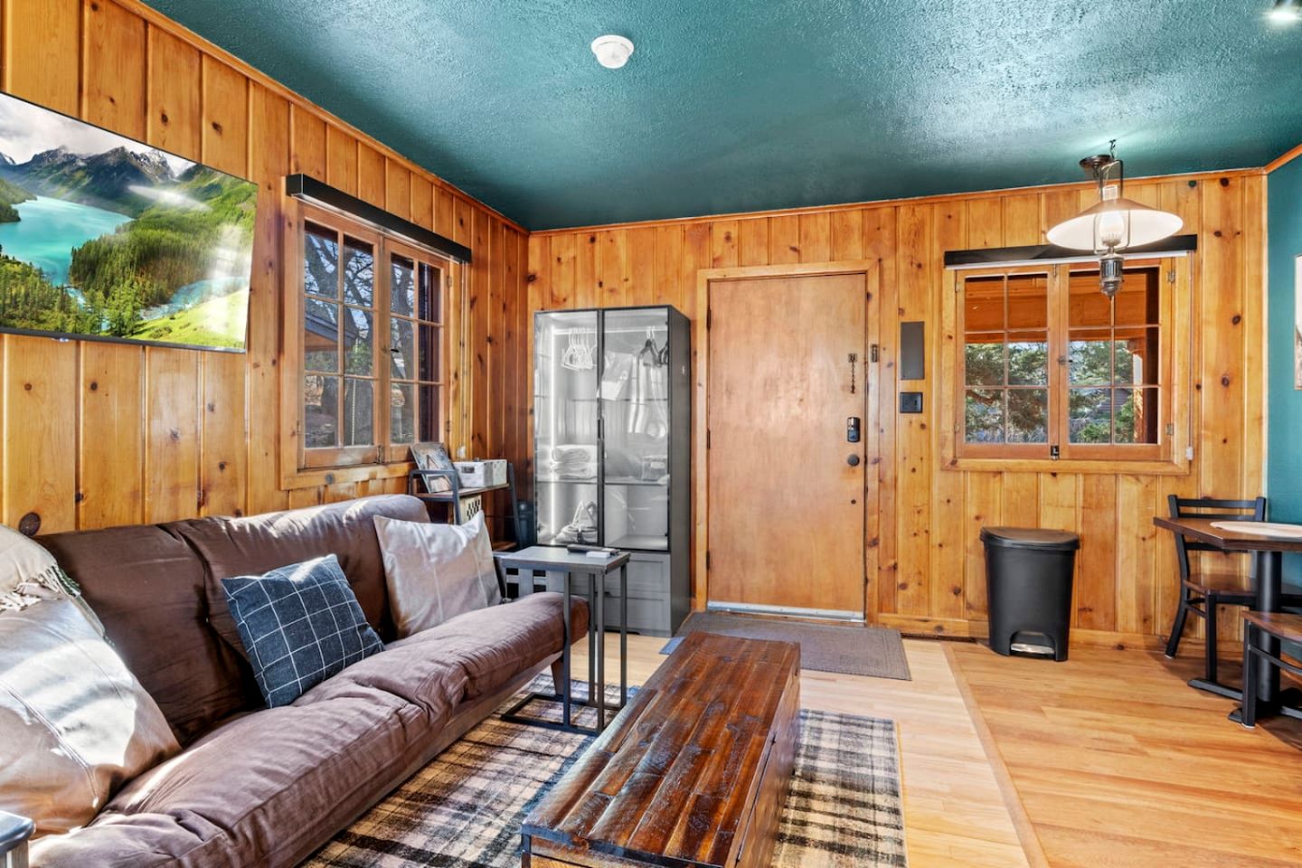 Enchanting Pet-Friendly Cabins with Modern Amenities near Garden of the Gods in Colorado Springs, Colorado