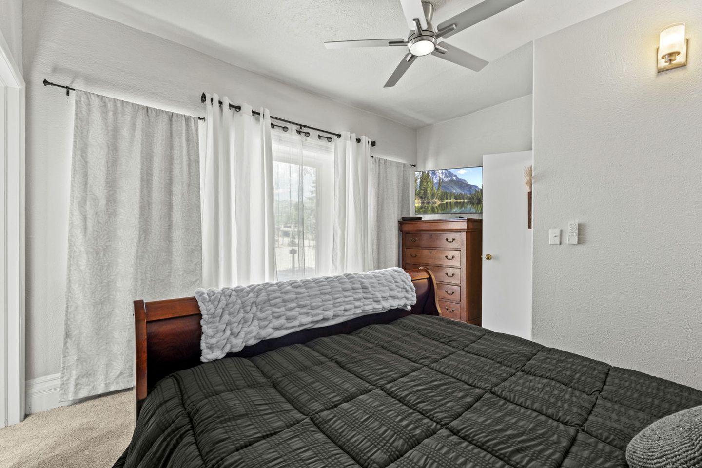 Peaceful Mountain Cabins with Modern Amenities near Garden of the Gods, Colorado Springs CO