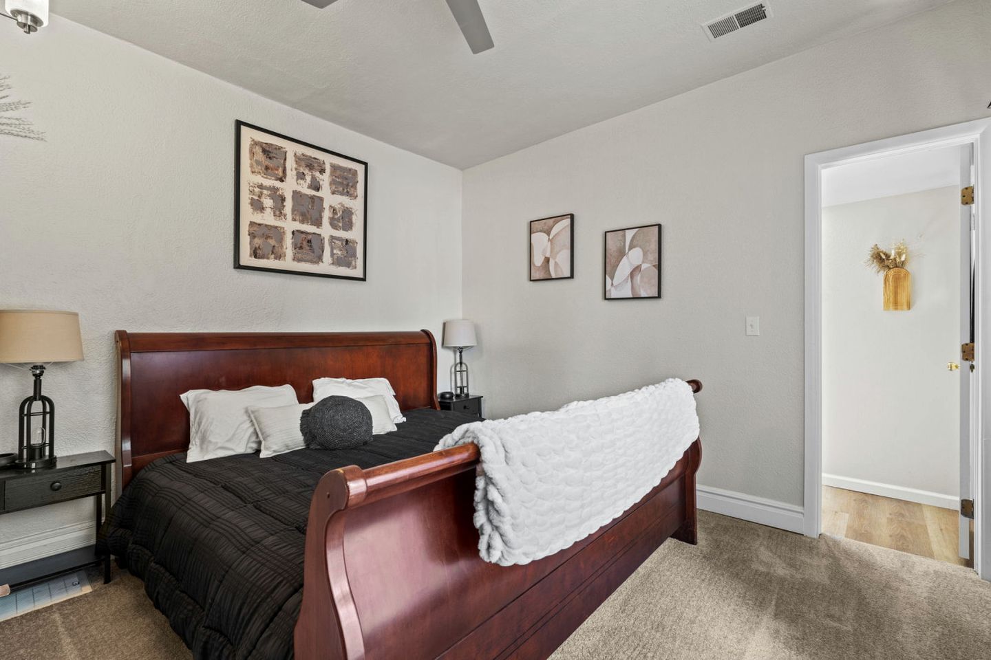 Peaceful Mountain Cabins with Modern Amenities near Garden of the Gods, Colorado Springs CO