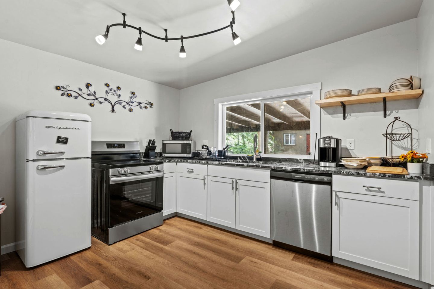 Peaceful Mountain Cabins with Modern Amenities near Garden of the Gods, Colorado Springs CO