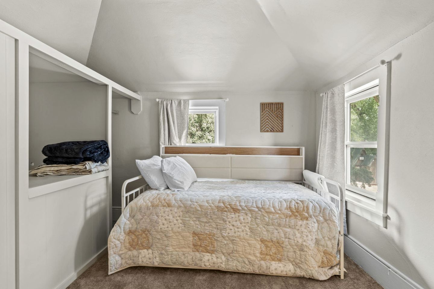 Peaceful Mountain Cabins with Modern Amenities near Garden of the Gods, Colorado Springs CO