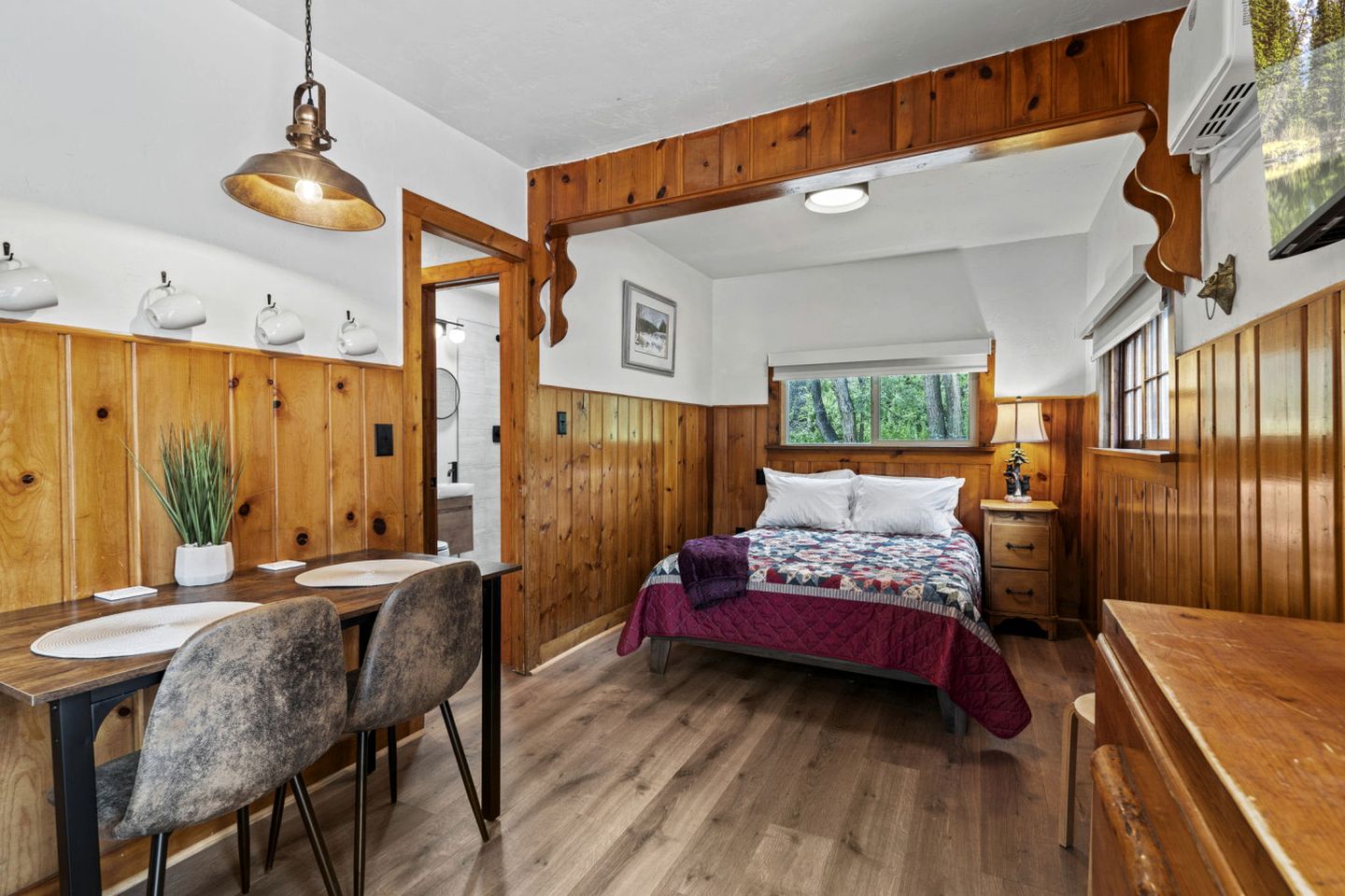 Charming Pet-Friendly Cabins with Scenic Outdoor Spaces near Garden of the Gods in Colorado Springs, Colorado