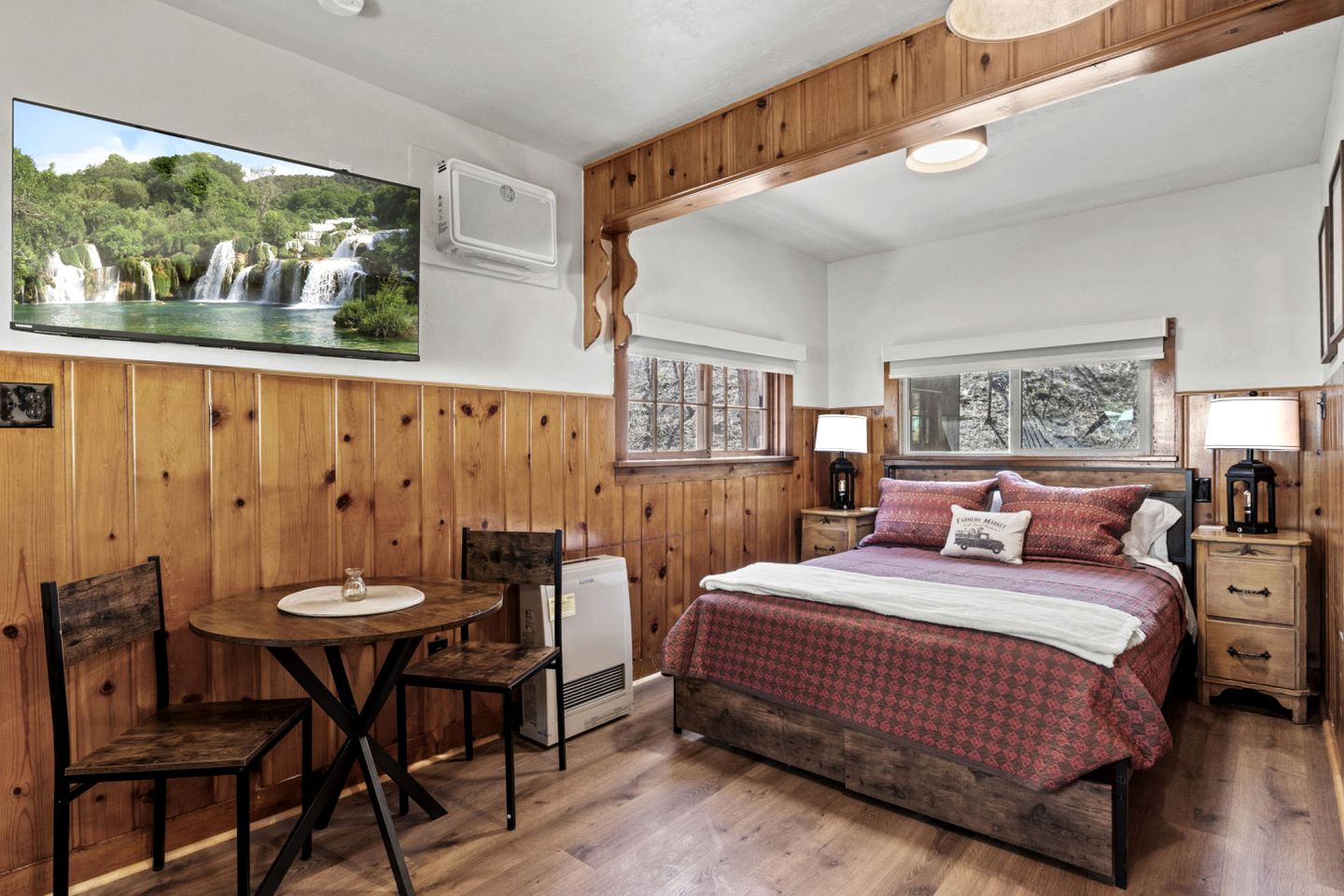 Nature-Lover’s Escape with Cozy Interiors and Scenic Surroundings in Colorado Springs, Colorado