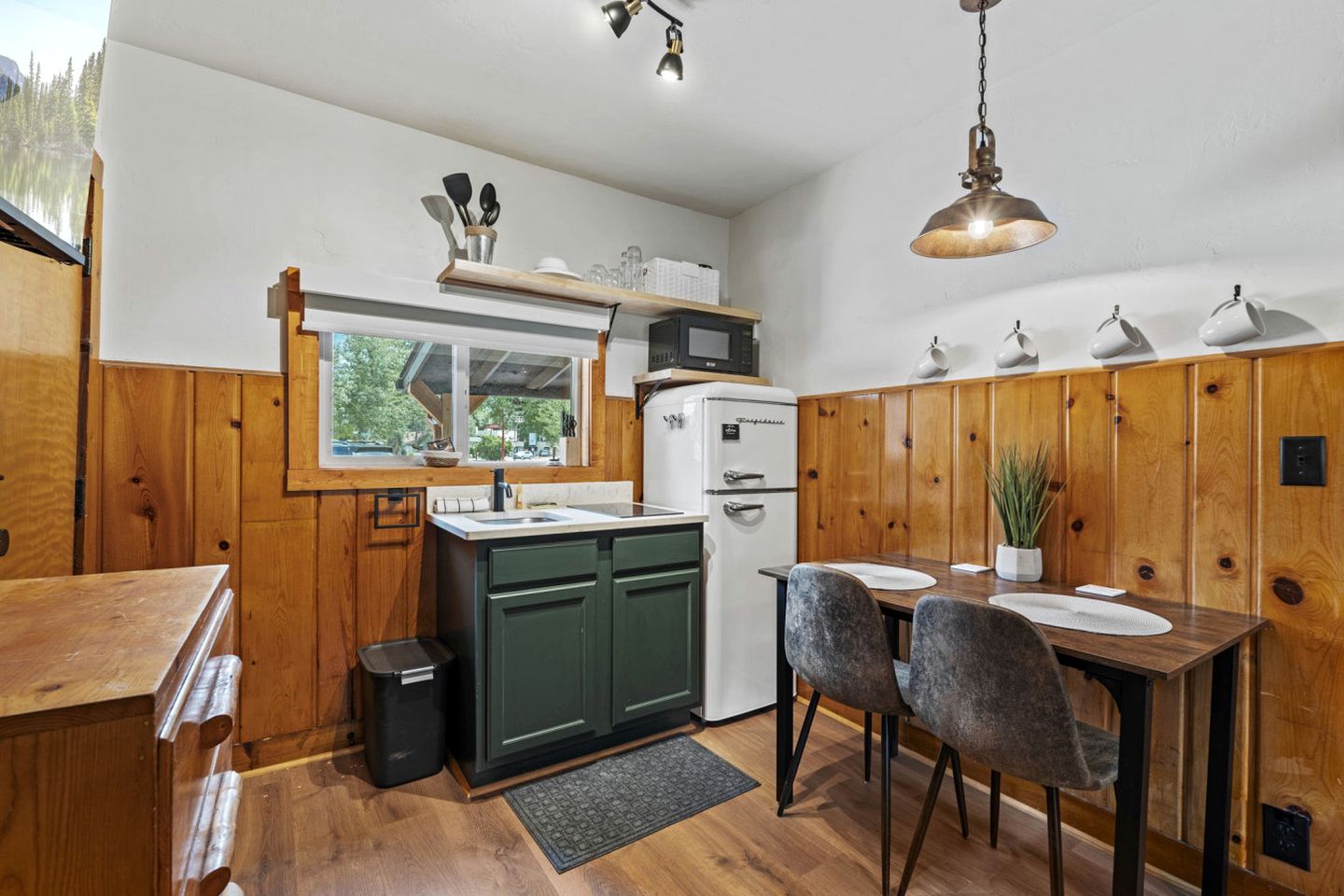 Nature-Lover’s Escape with Cozy Interiors and Scenic Surroundings in Colorado Springs, Colorado