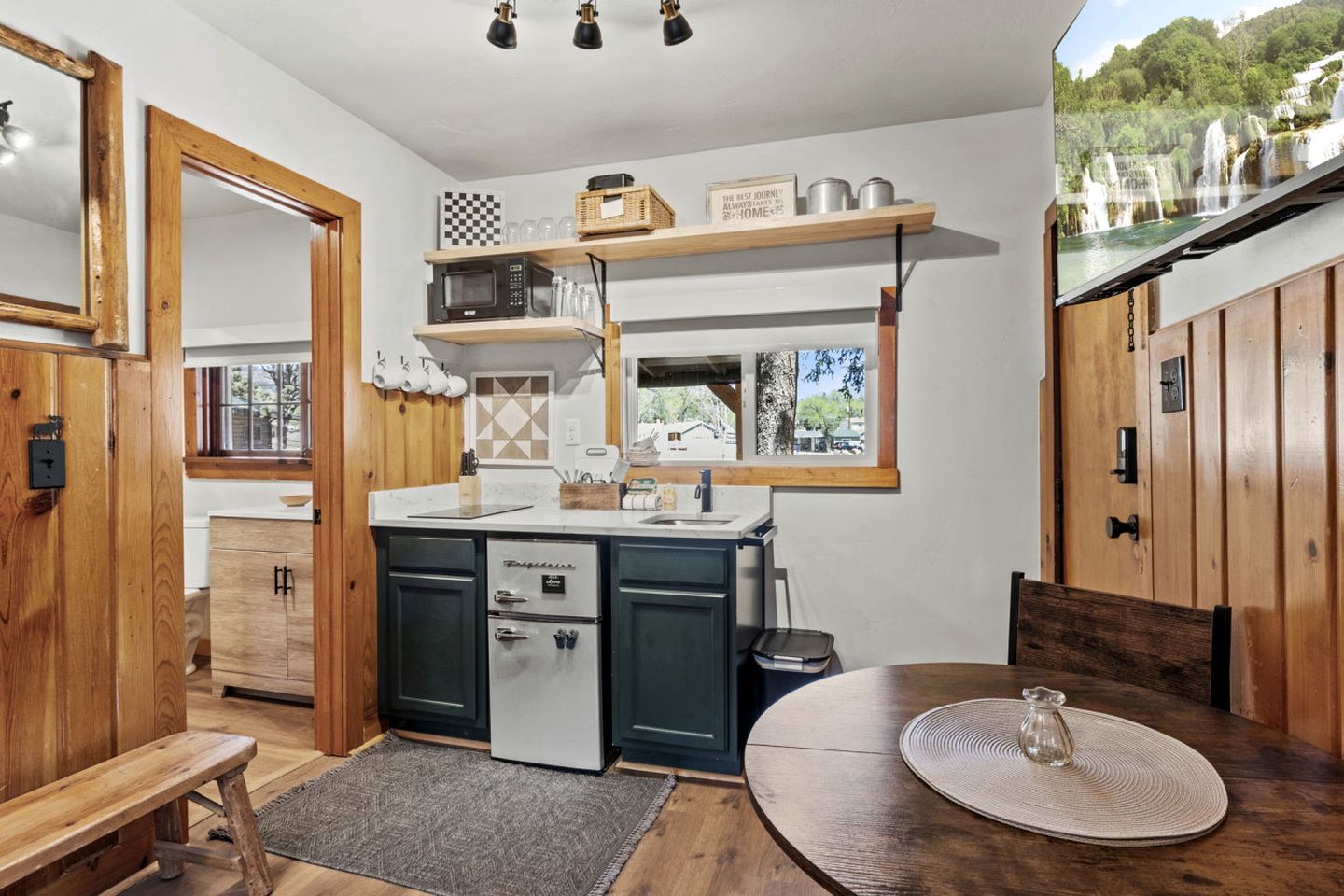 Nature-Lover’s Escape with Cozy Interiors and Scenic Surroundings in Colorado Springs, Colorado