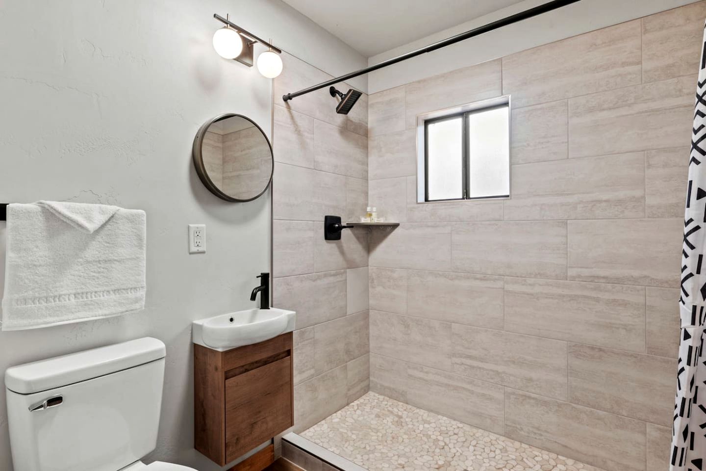 Nature-Lover’s Escape with Cozy Interiors and Scenic Surroundings in Colorado Springs, Colorado