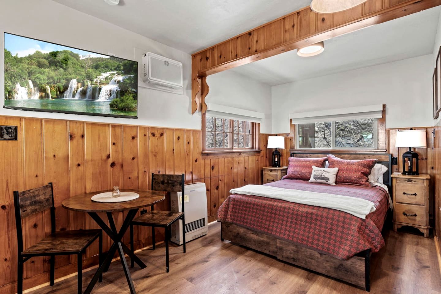 Tranquil Rustic Cabins with Scenic Mountain Access near Garden of the Gods, Colorado Springs CO