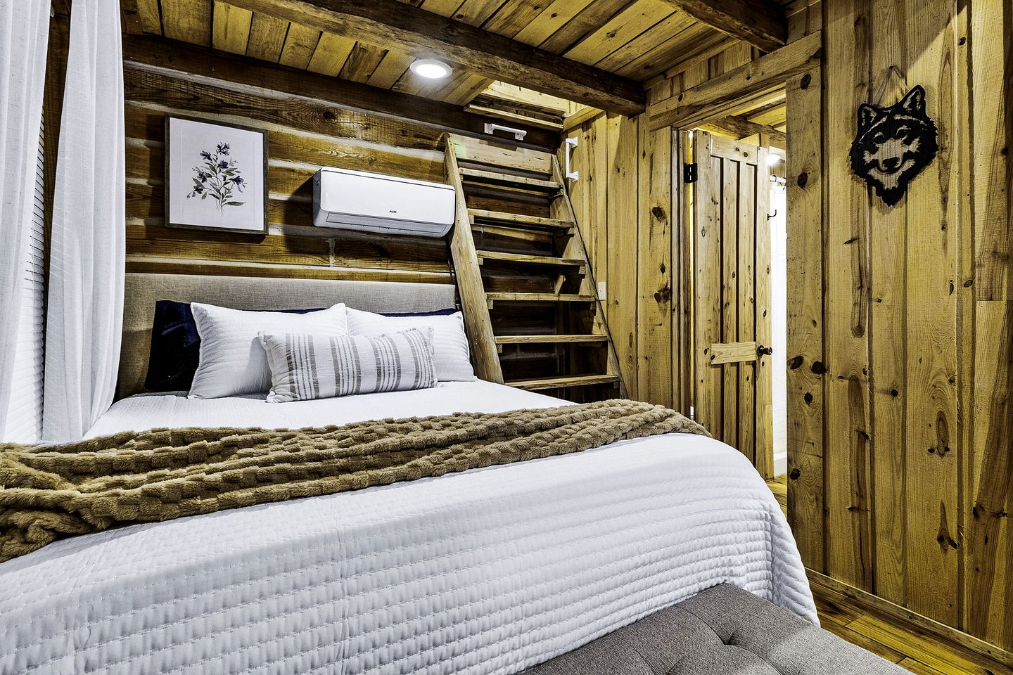Secluded Cabin Retreat Near Big Thicket & Naskila Casino in Livingston, Texas