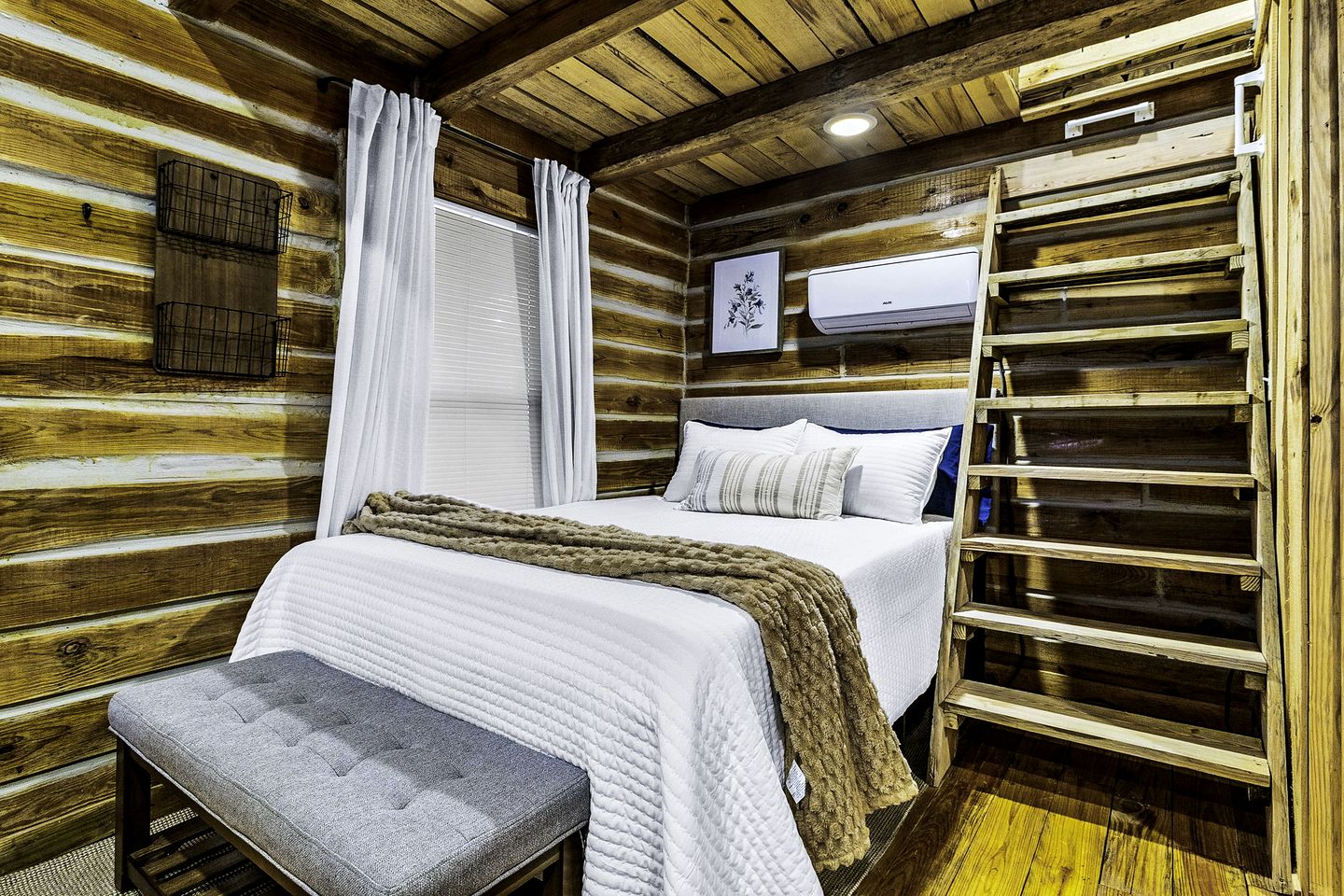 Secluded Cabin Retreat Near Big Thicket & Naskila Casino in Livingston, Texas