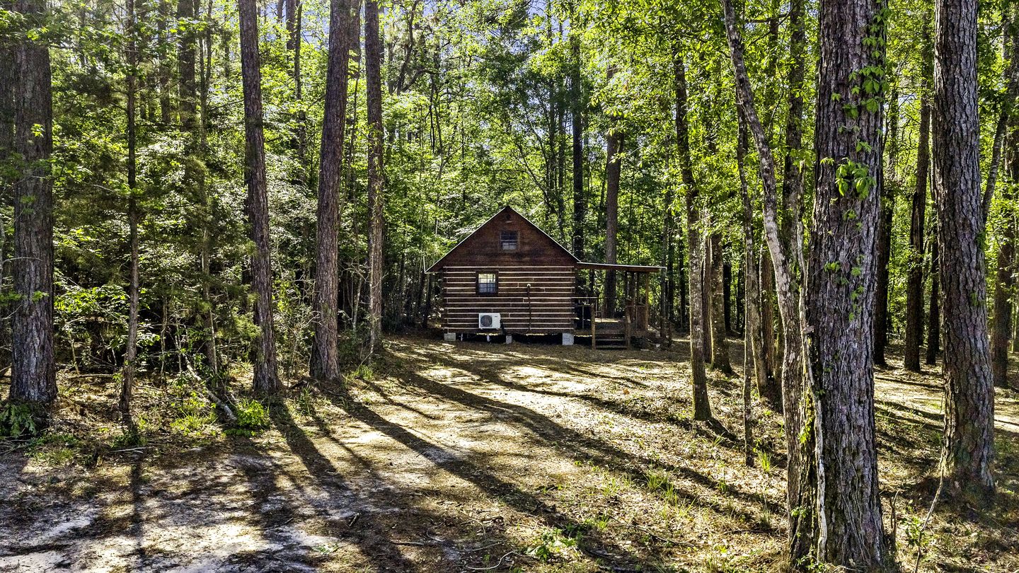 Secluded Cabin Retreat Near Big Thicket & Naskila Casino in Livingston, Texas