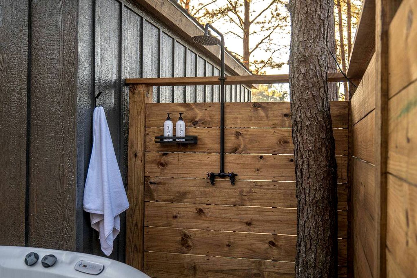 Luxury Tiny House with Hot Tub for Intimate Escapes in Nature in Guntersville, Alabama