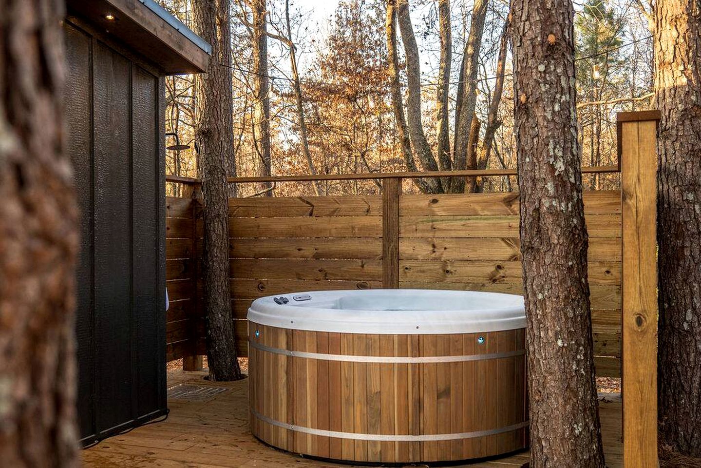 Luxury Tiny House with Hot Tub for Intimate Escapes in Nature in Guntersville, Alabama