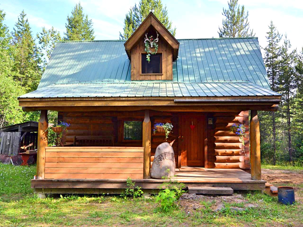 Charming Off-Grid Cabin near Shuswap Lake, British Columbia