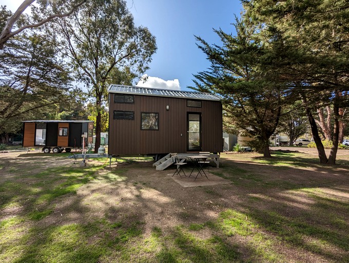 Secluded Tiny House Loft with Living Room Space, Tennis Court and Swimming Pool in Victoria, Australia