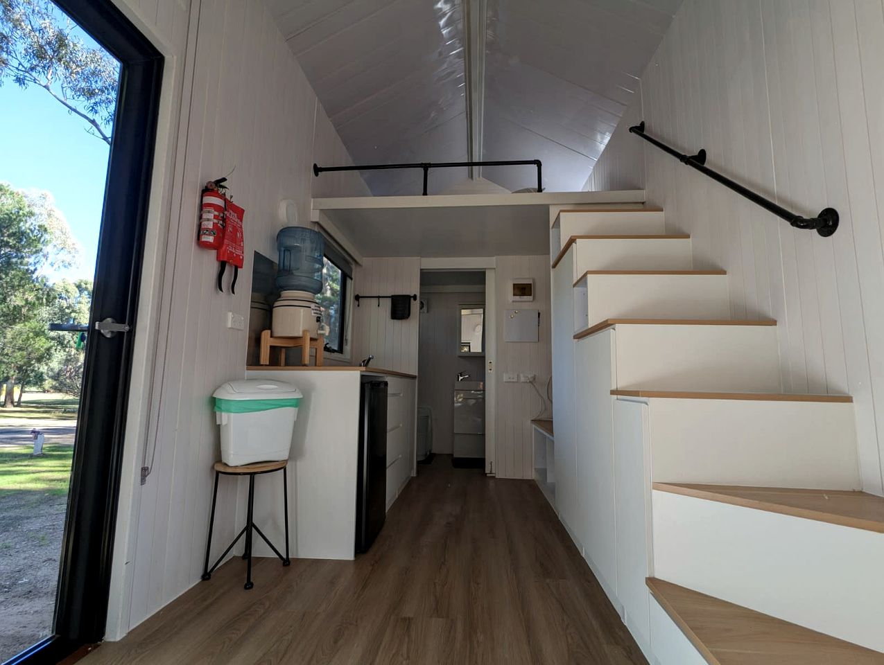 Secluded Tiny House Loft with Living Room Space, Tennis Court and Swimming Pool in Victoria, Australia