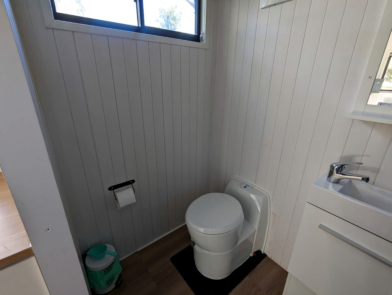 Secluded Tiny House Loft with Living Room Space, Tennis Court and Swimming Pool in Victoria, Australia