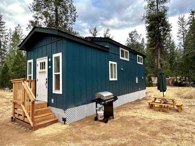 Charming Bright Tiny Home with Stargazing & Yoga Dome Near Yosemite, Groveland, California