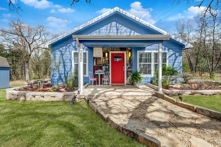 This Texas cottage rental is perfect for a romantic getaway near Dallas.