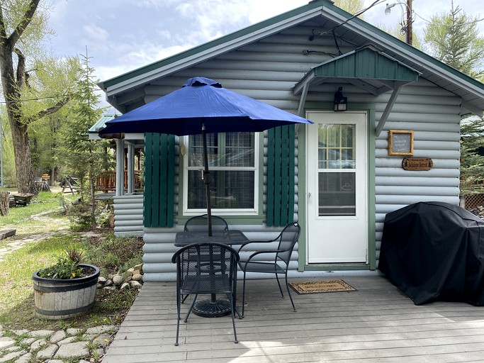 Tiny Cabin Perfect an Individual Escape with BBQ in Riverside, Wyoming