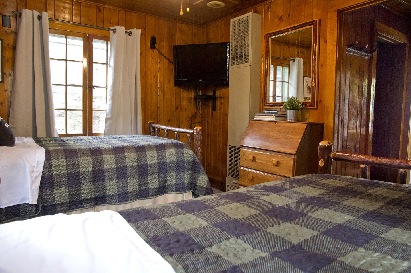 Tiny Cabin Perfect an Individual Escape with BBQ in Riverside, Wyoming