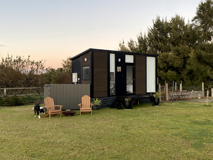 Beautiful Tiny House with Stunning Lakefront Views Perfect for Outdoor Activities in New South Wales, Australia