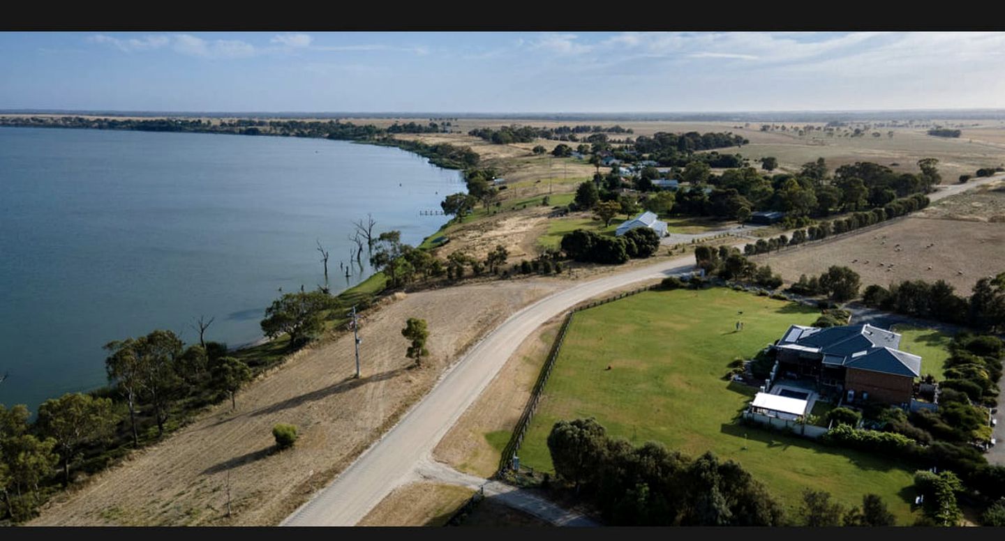 Beautiful Tiny House with Stunning Lakefront Views Perfect for Outdoor Activities in New South Wales, Australia