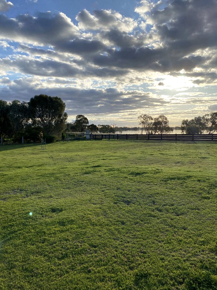 Beautiful Tiny House with Stunning Lakefront Views Perfect for Outdoor Activities in New South Wales, Australia