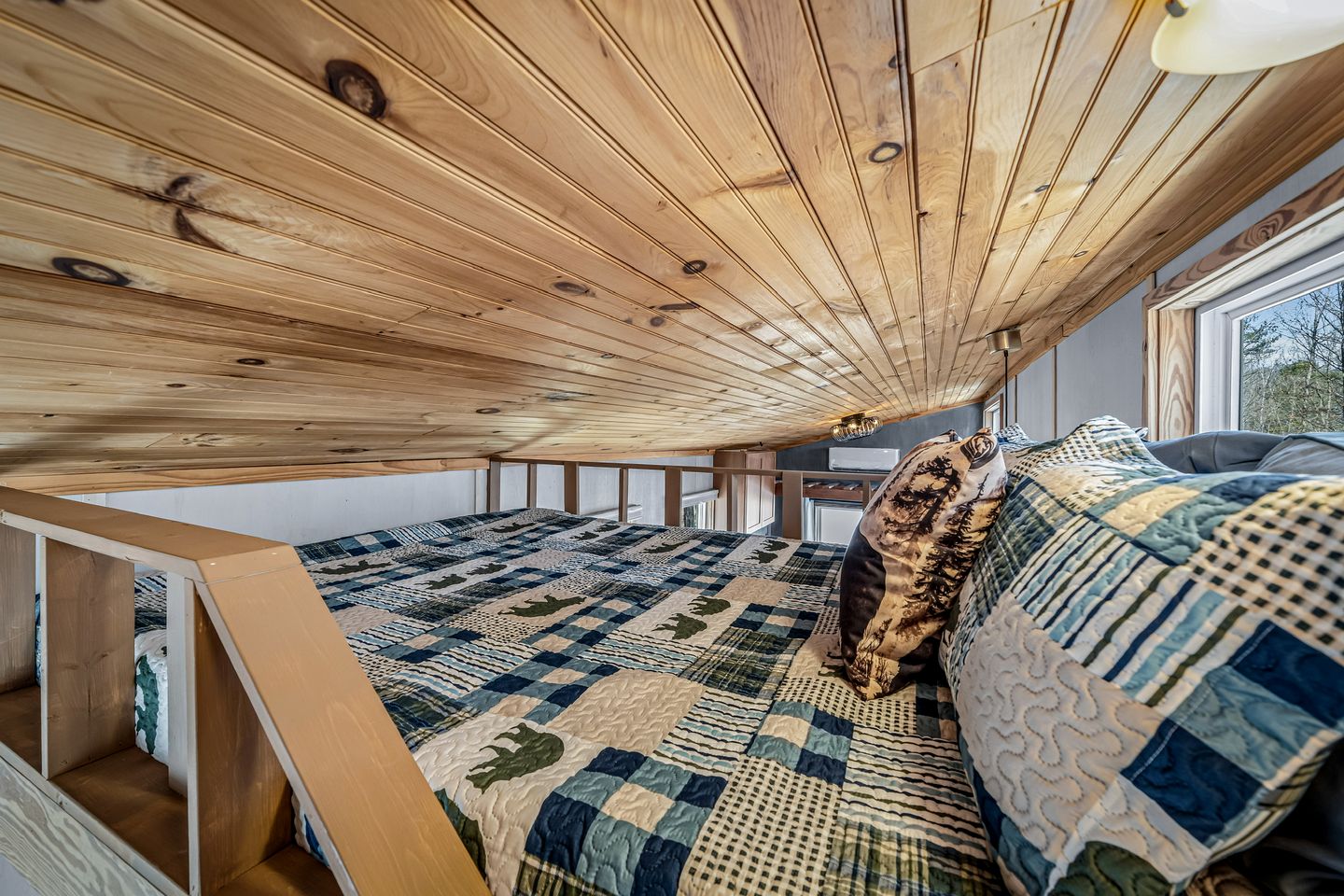 Relaxing Tiny House Surrounded by Trees for a Peaceful Escape in Nature in Mentone, Alabama