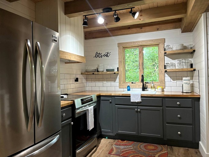 Stylish Dog-Friendly A-Frame Retreat with Deck & Fire Pit in Dahlonega, Georgia | Tiny Houses (Dahlonega, Georgia, United States of America)