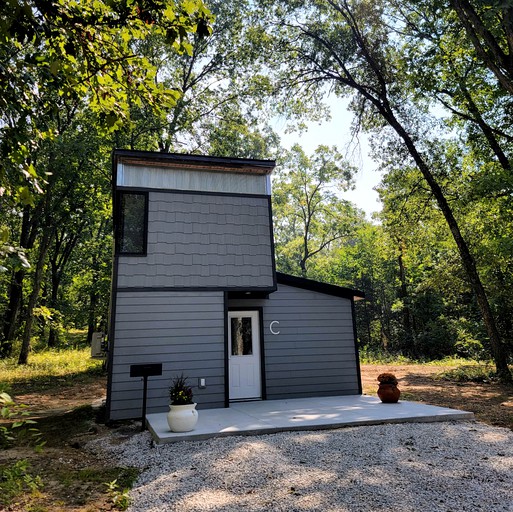 Romantic Glamping Getaway Perfect for Quality Time with Your Partner: Cute Tiny House near Owensville, Missouri