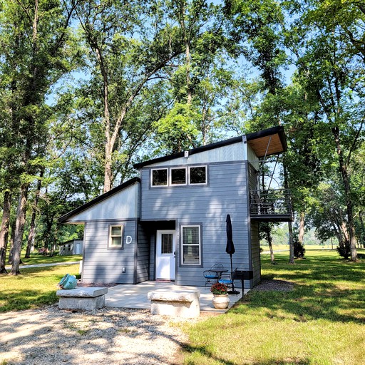 Perfect Glamping Getaway for a Relaxing Vacation with Your Loved One: Pretty Tiny House in Owensville, Missouri