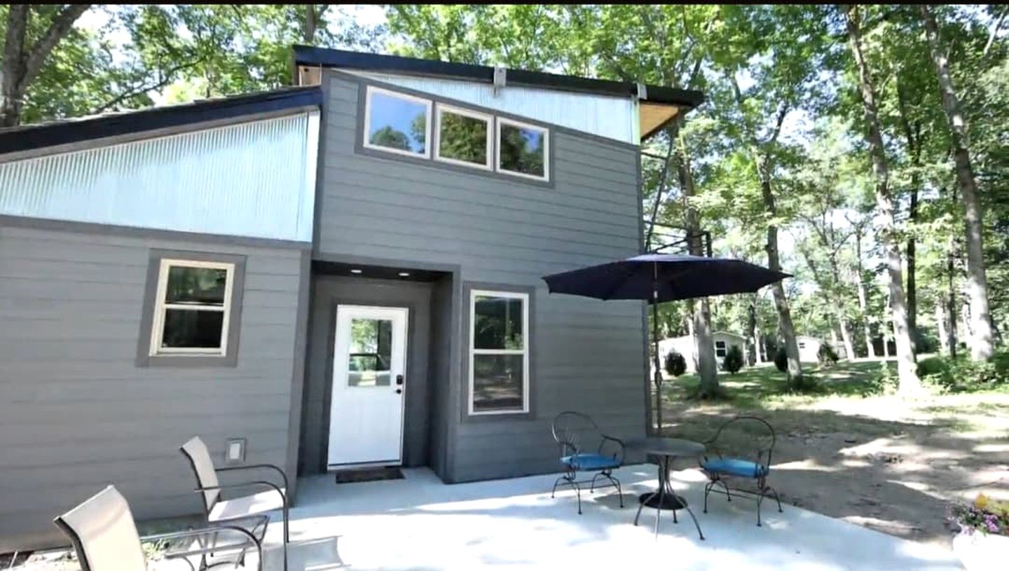 Perfect Glamping Getaway for a Relaxing Vacation with Your Loved One: Pretty Tiny House in Owensville, Missouri