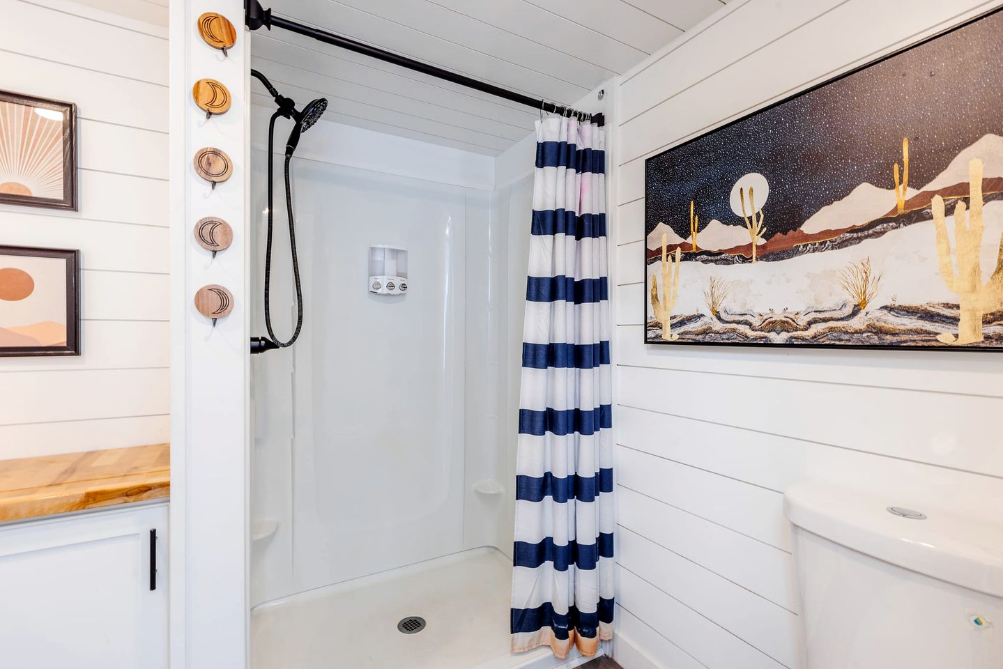 Tiny Home Paradise: Private Deck & Hot Tub Getaway in Utah's Scenic Beauty