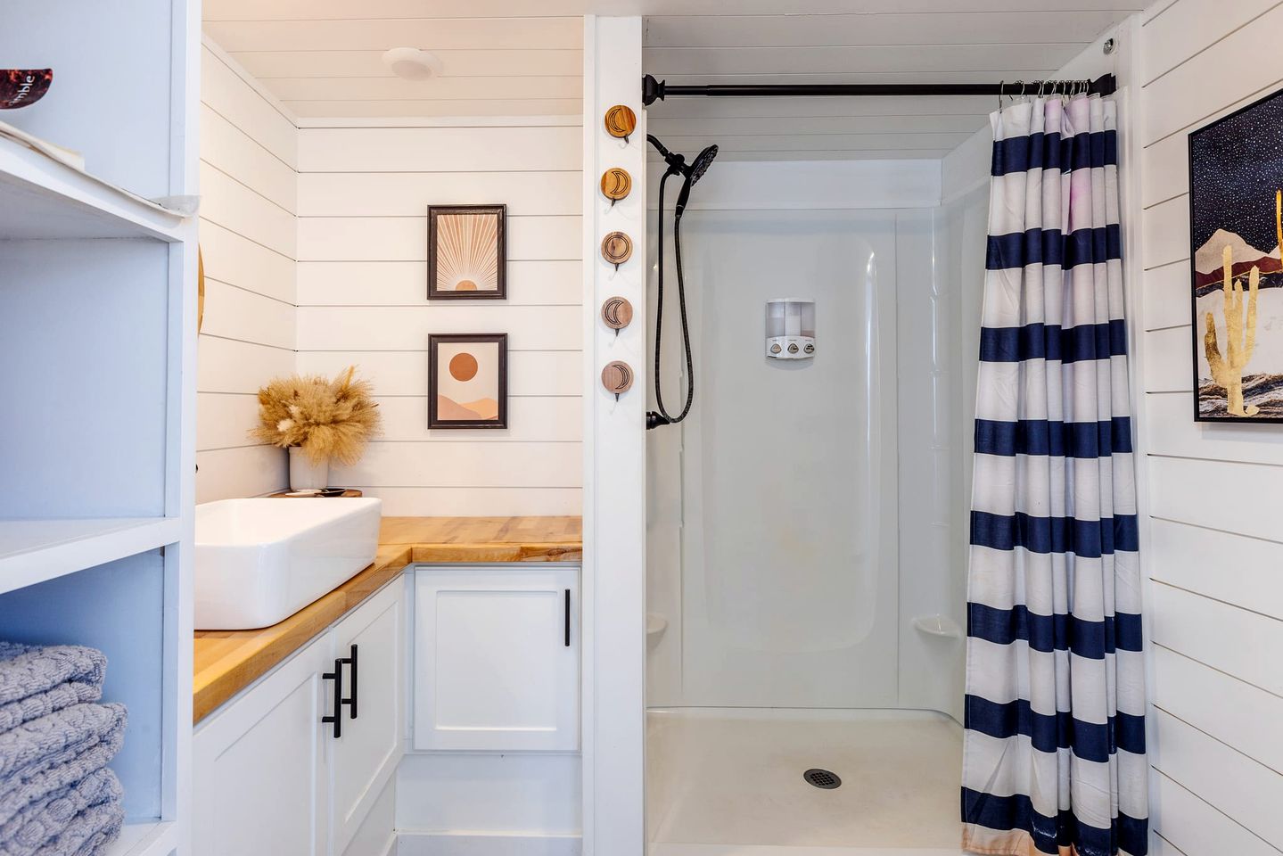 Tiny Home Paradise: Private Deck & Hot Tub Getaway in Utah's Scenic Beauty