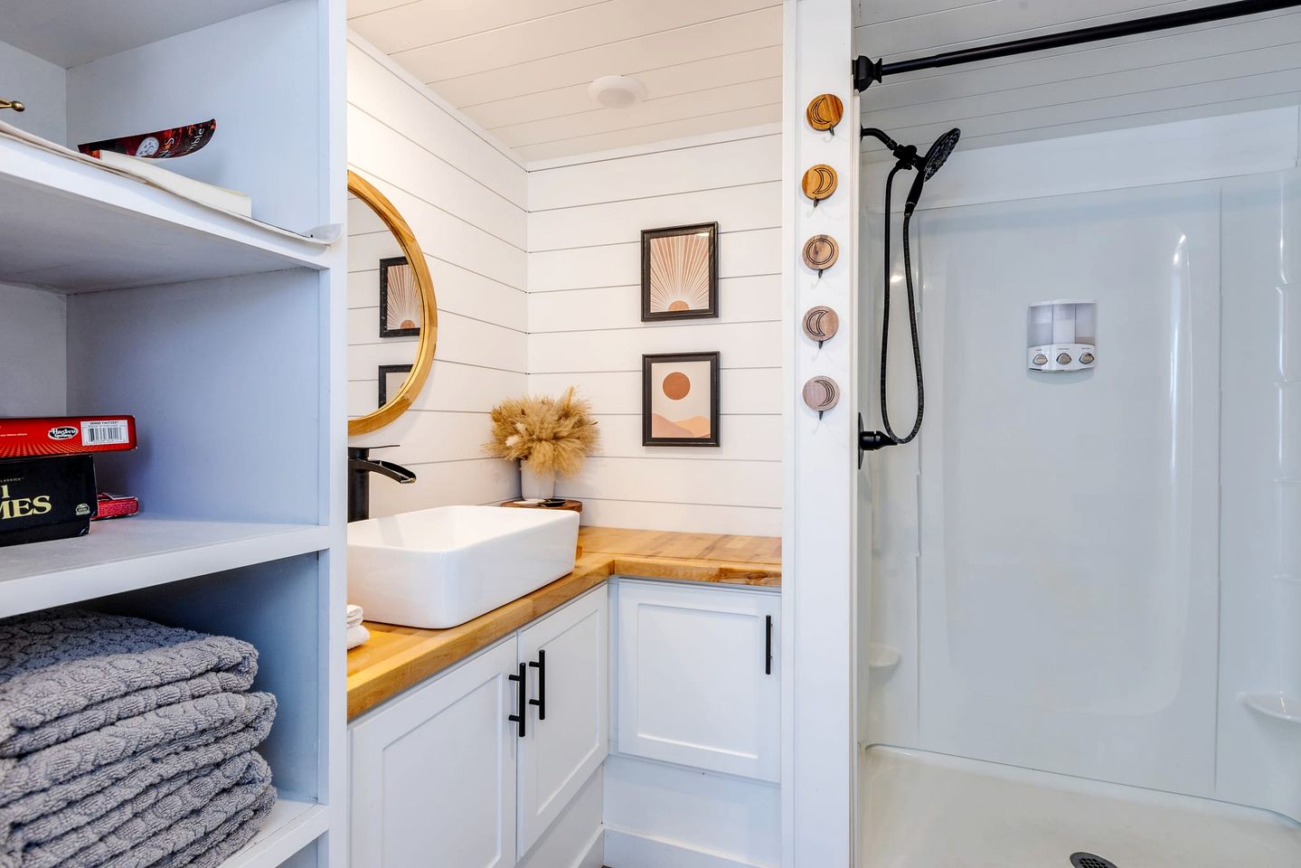 Tiny Home Paradise: Private Deck & Hot Tub Getaway in Utah's Scenic Beauty