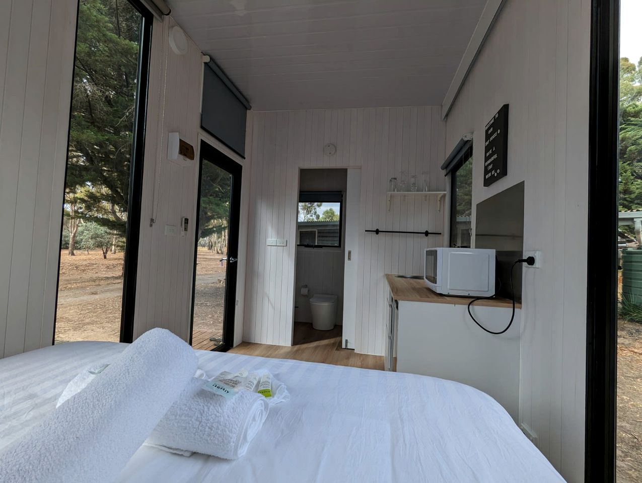 Breathtaking Views Await: Relax in a Tiny House Amidst Majestic Mountain Ranges