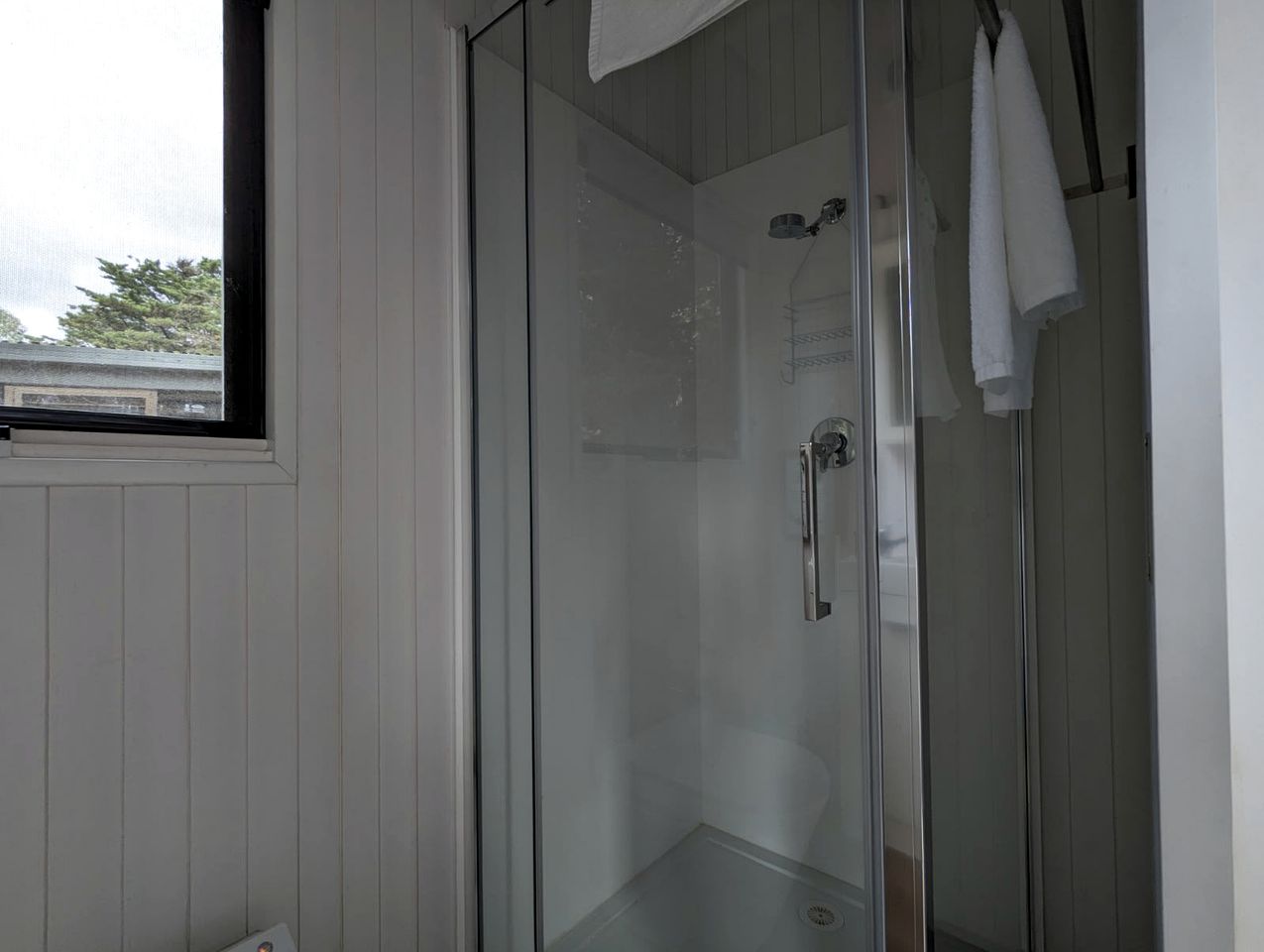 Breathtaking Views Await: Relax in a Tiny House Amidst Majestic Mountain Ranges