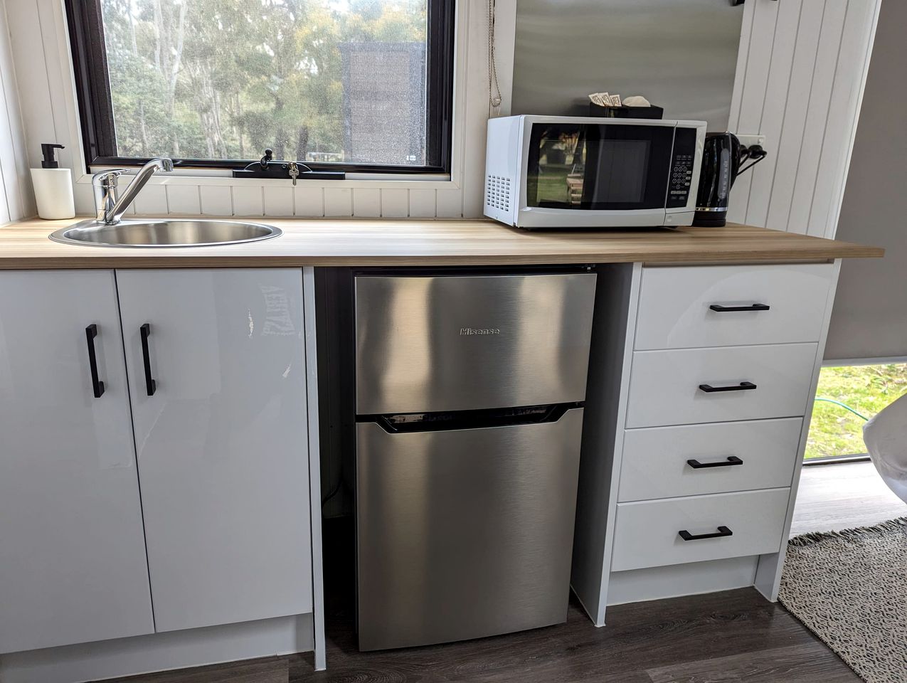 Awesome Pet-Friendly Tiny House with Great Outdoor and Pool Table in Victoria, Australia