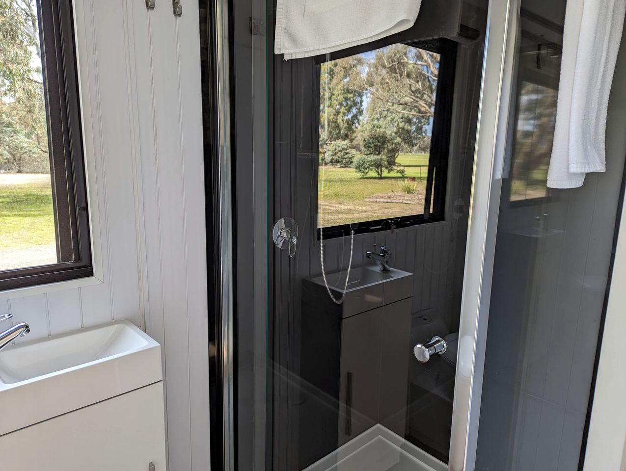 Awesome Pet-Friendly Tiny House with Great Outdoor and Pool Table in Victoria, Australia