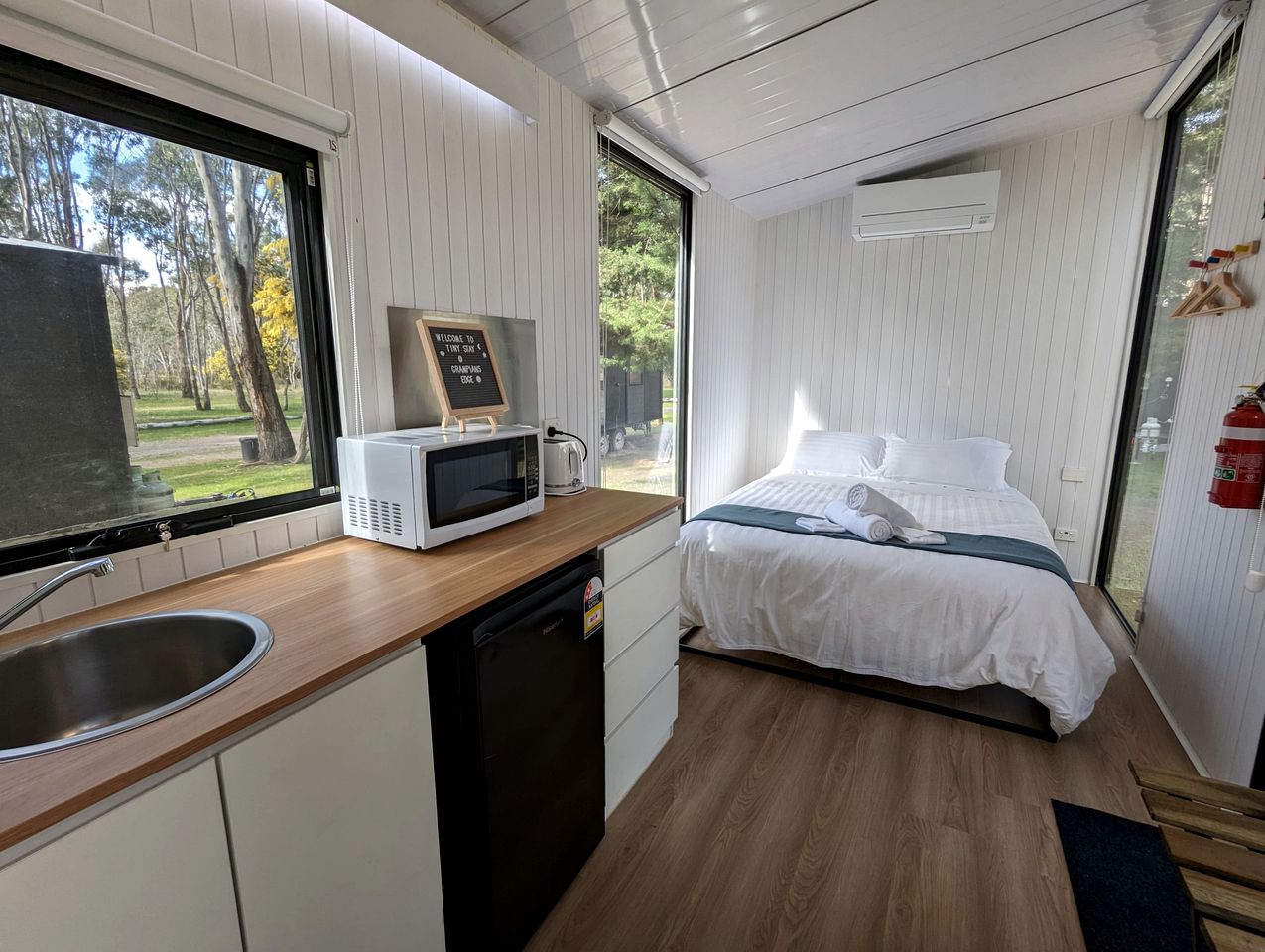 Magical Tiny House with Pool Table and Tennis Court in Victoria, Australia