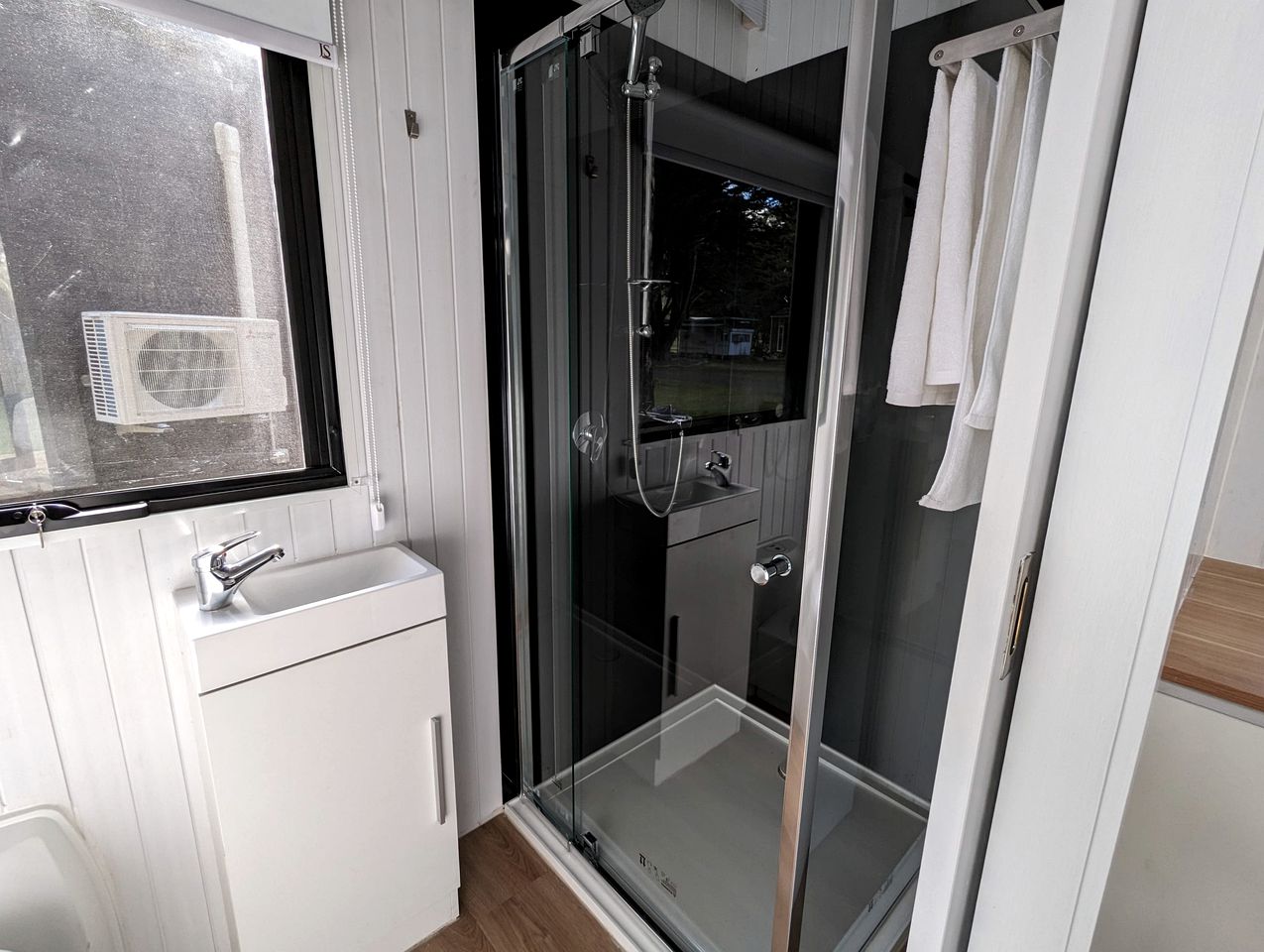 Magical Tiny House with Pool Table and Tennis Court in Victoria, Australia