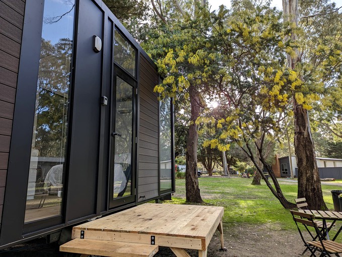 Dreamy Tiny House with Firepit, Tennis Court and Pool Table in Victoria, Australia