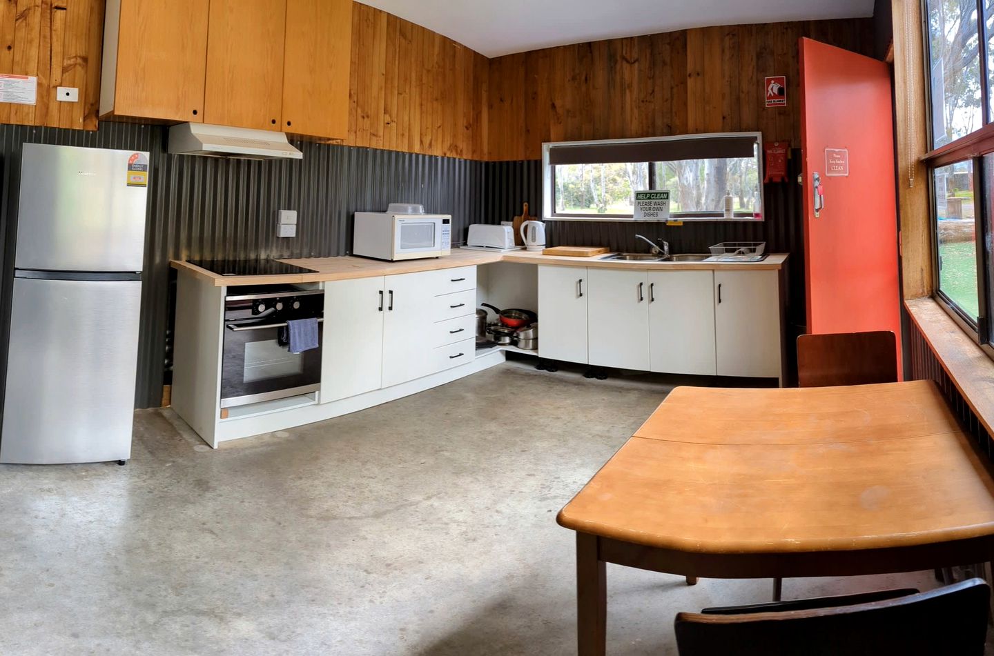 Dreamy Tiny House with Firepit, Tennis Court and Pool Table in Victoria, Australia